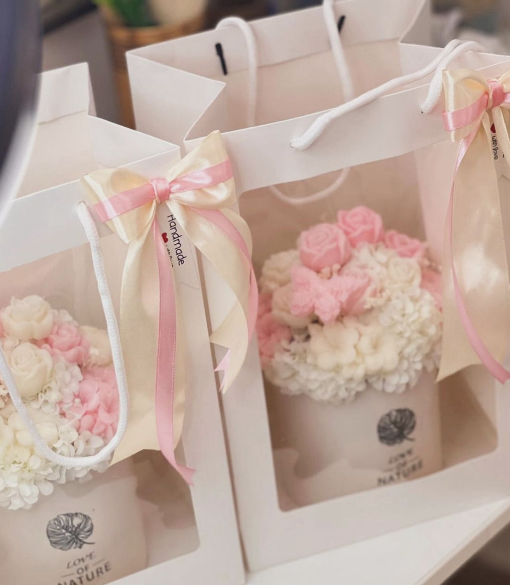 Bouquet Romantic Pink – Fiori Artigianali in Rosa e Avorio