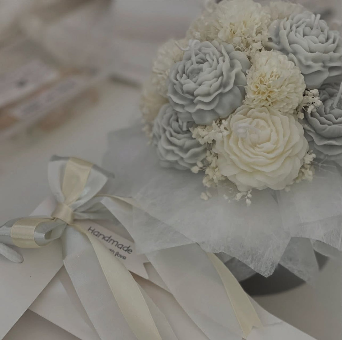 Bouquet Eleganza Grigio Perla – Fiori Artigianali Eterni